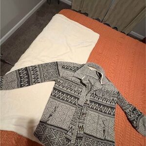 Mystree Gray and Black Geometric Knit Cardigan